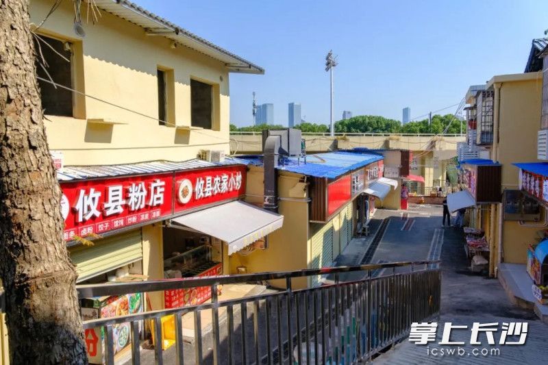 整改后,“油煙街”煥然一新,安全感十足。 整改后,“油煙街”煥然一新,安全感十足。