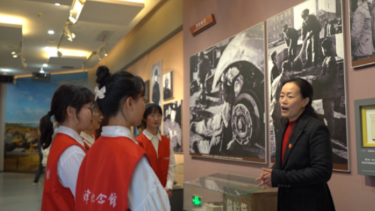 鄭燕虹老師在雷鋒紀念館指導外國語學院志愿者用英文講解雷鋒精神