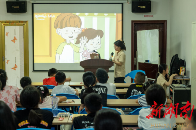 湖南師范大學公共管理學院“半月彎彎 微光點點”赴寧鄉市基層服務團開展三下鄉活動