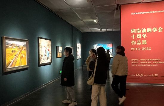 畫作《穿越金秋田野》前的參觀者絡繹不絕。