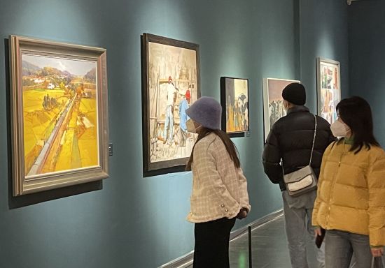 畫作《穿越金秋田野》前的參觀者絡繹不絕。