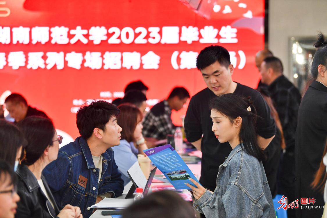 【光明圖刊】搶抓春招關鍵期 促進人才供需“雙向奔赴”