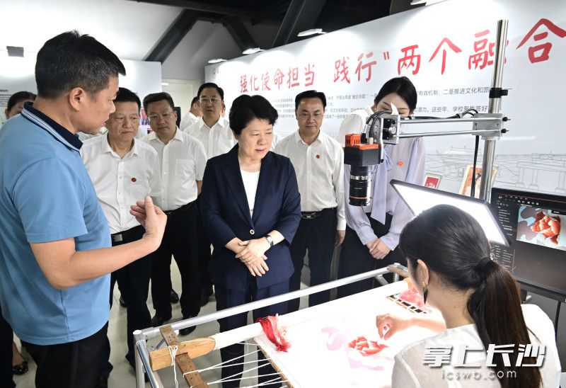 吳桂英聽取湖南師范大學踐行“兩個融合”有關情況介紹。