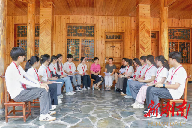 懷化市沅陵縣杜家坪鄉鄉長一行同湖南師范大學博士服務團暨文化創意工坊隊開展交流座談