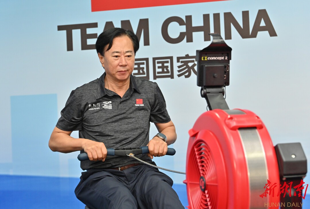 省體育局黨組書記、局長李舜體驗測功儀。 省體育局黨組書記、局長李舜體驗測功儀。