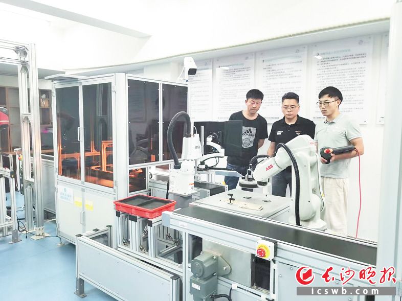 “人工智能視覺感知科技成果轉化項目”是此次簽約的項目之一。圖為簽約單位睿圖智能的工程師就精密電子制造智能柔性生產線核心技術進行探討。　企業供圖